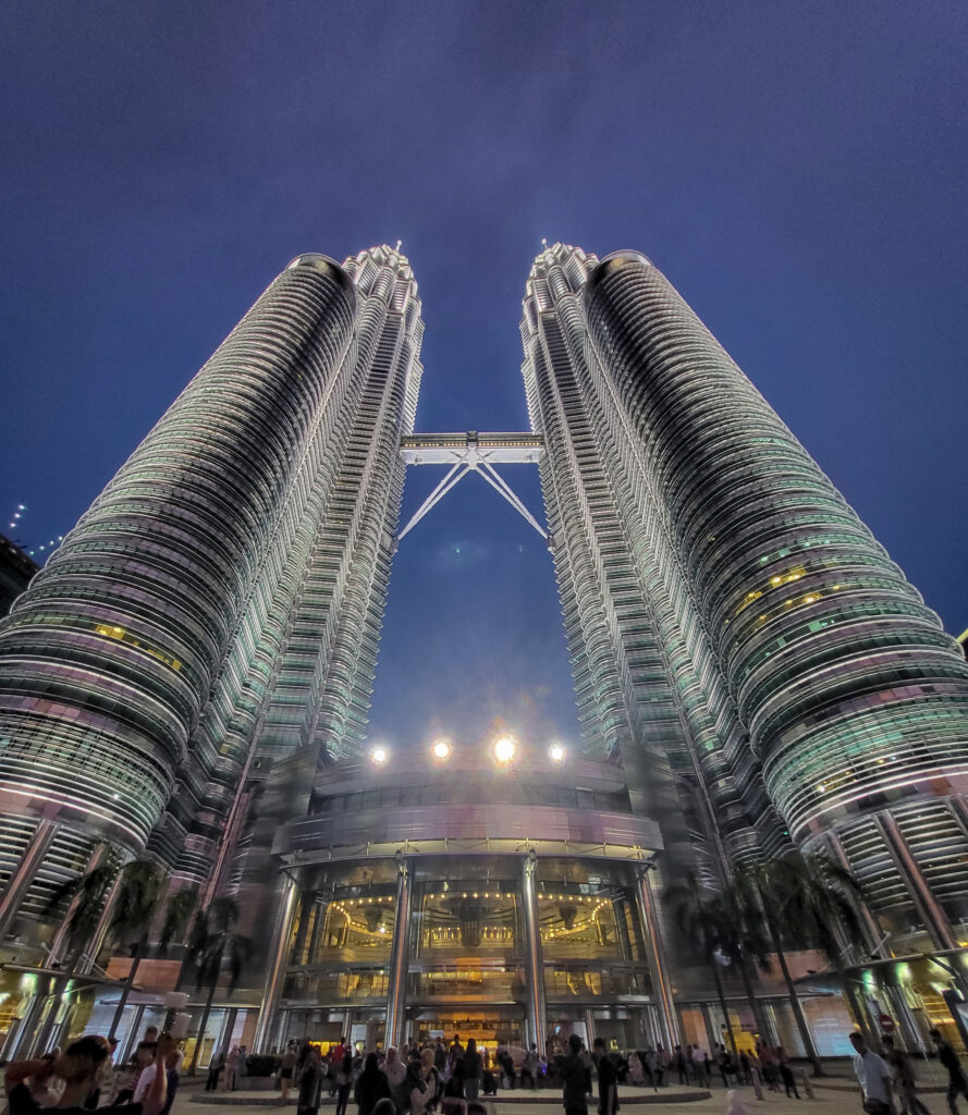 kuala lumpur city, widok z dołu na petronas towers wieczorową porą