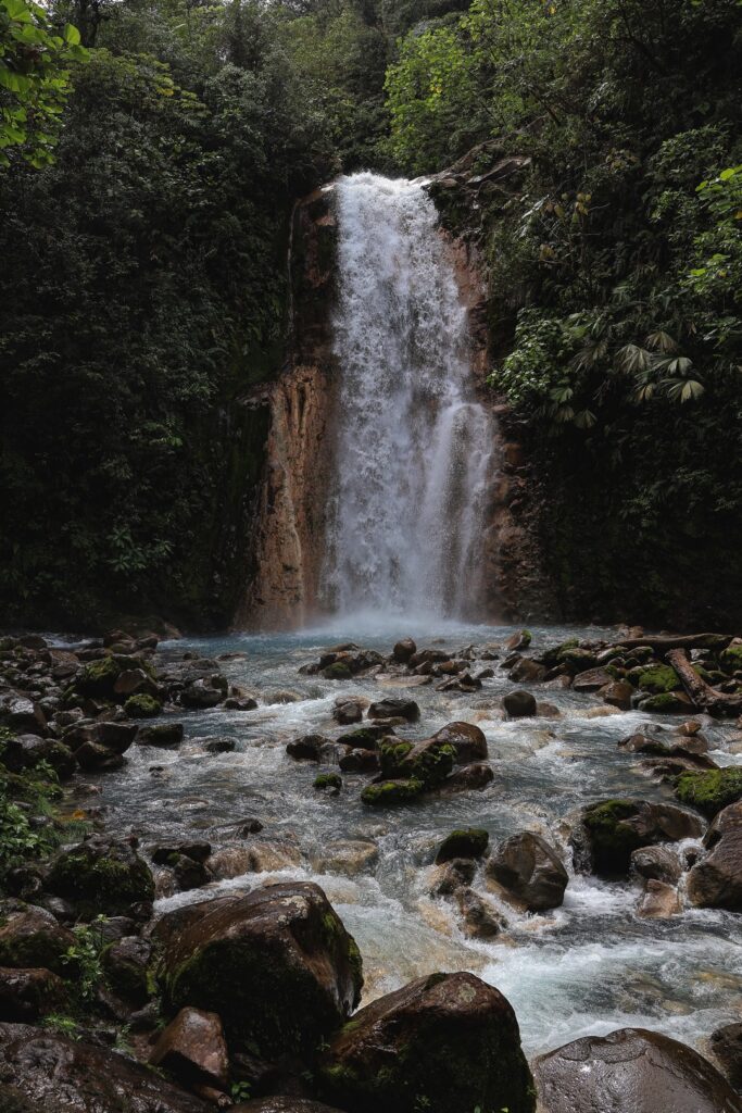 Wodospad Blue Falls w Kostaryce.