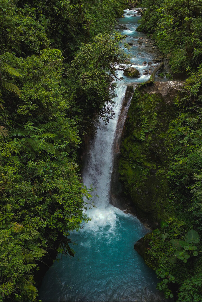 blue falls w kostaryce zdjęcie z góry z bujną zielenią 