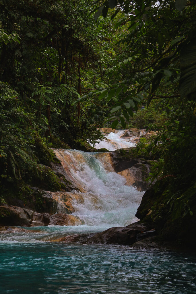 wodospady blue falls w kostaryce z zielenią wokół